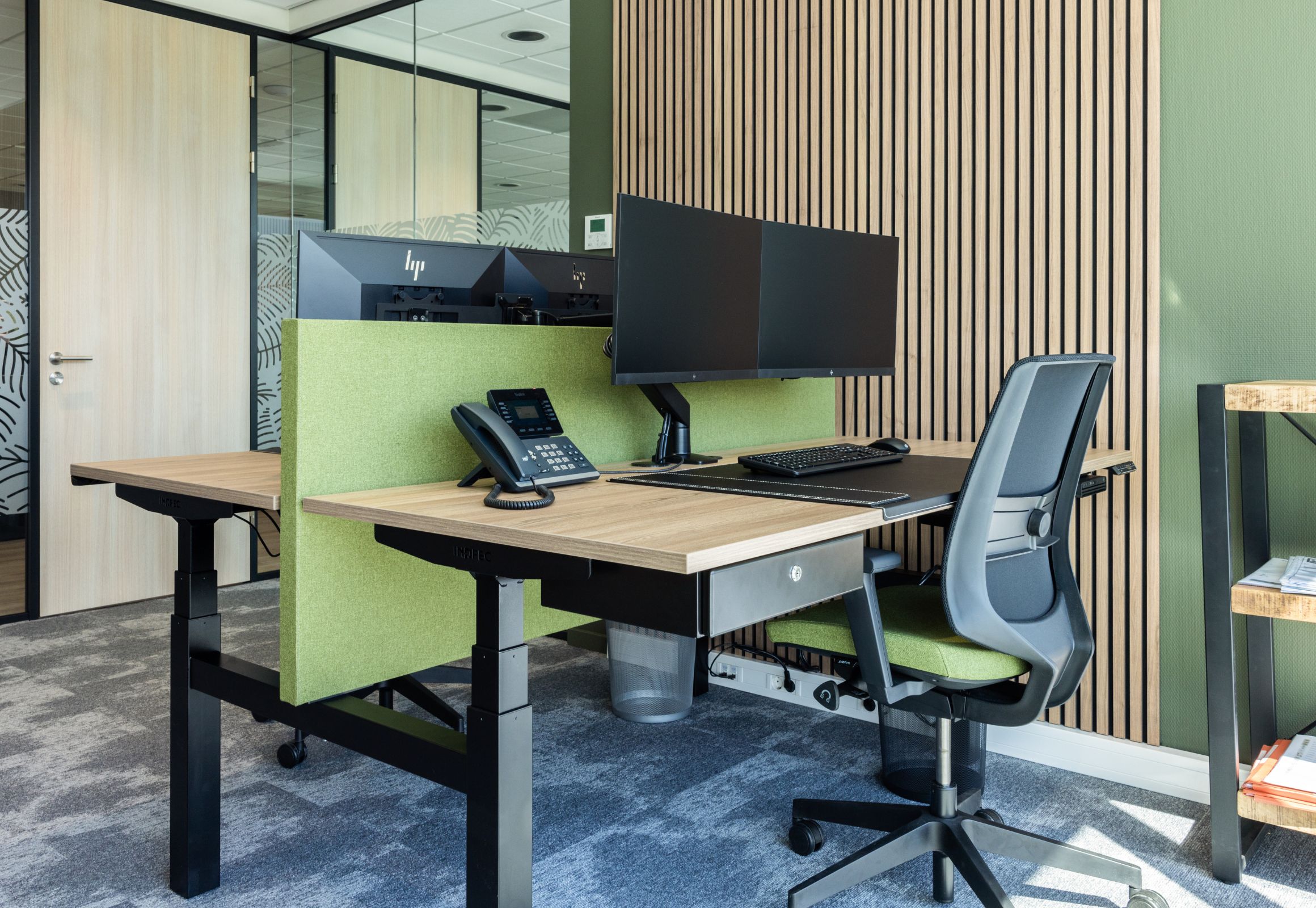 Zwart bureau met houten blad voor professioneel gebruik