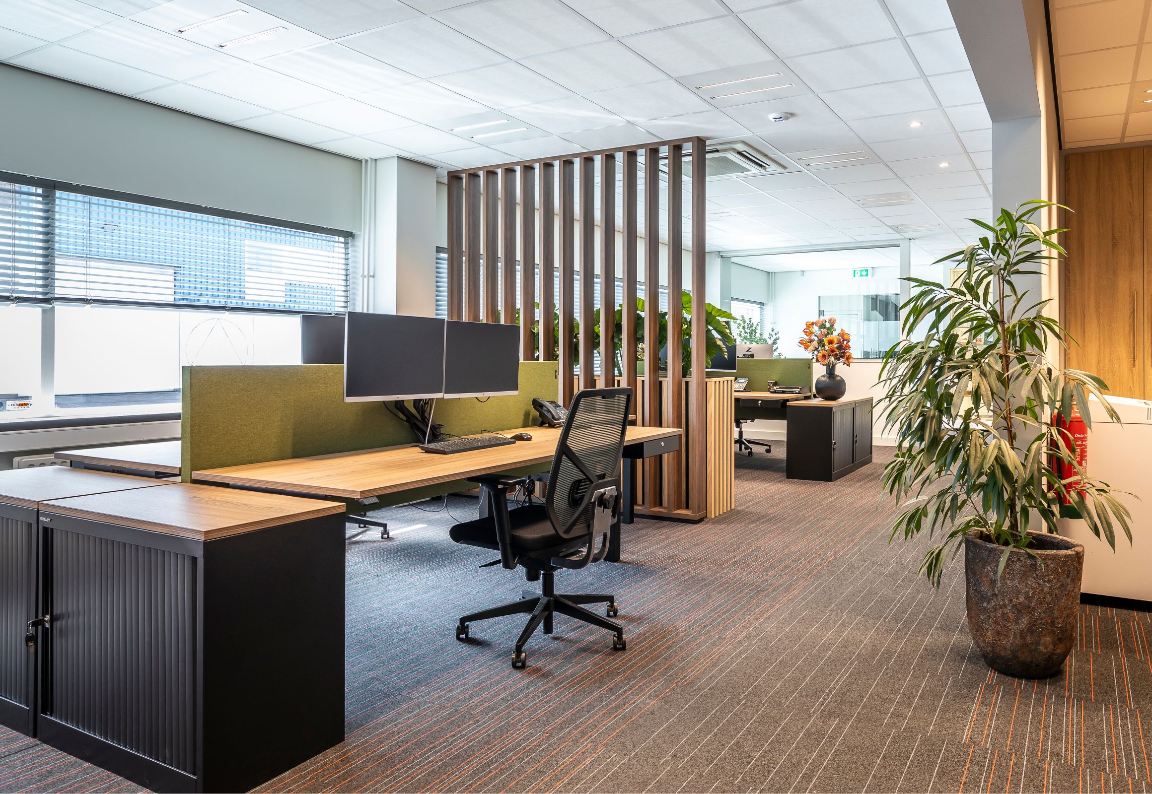 Ergonomische werkplek met duurzaam kantoormeubilair en verstelbaar bureau