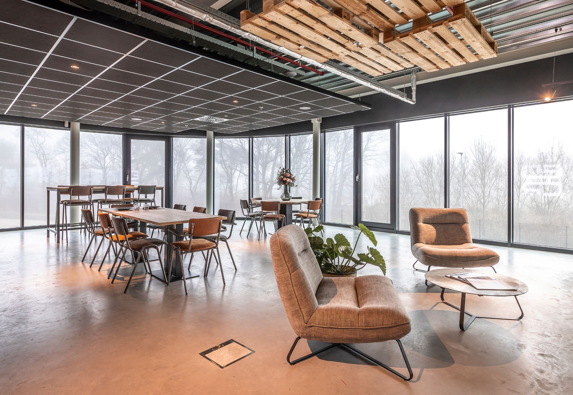 Circulair ingerichte kantoorruimte met refurbished kantoormeubilair